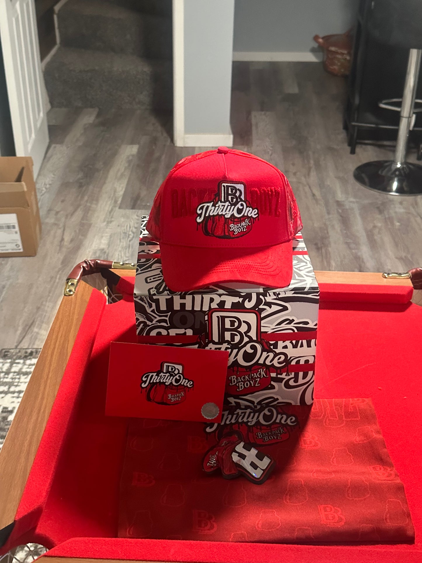 ThirtyOne Brand Gorra Roja Full Set - Red Cap with Backpack Boys Edition Stickers Pack